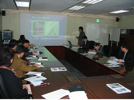 전북도청이 매주 목요일 실시하고 있는 과학기술 포럼에 참석한 산·학·연 관계자들이 R&D 과제에 대한 설명을 듣고 있다.