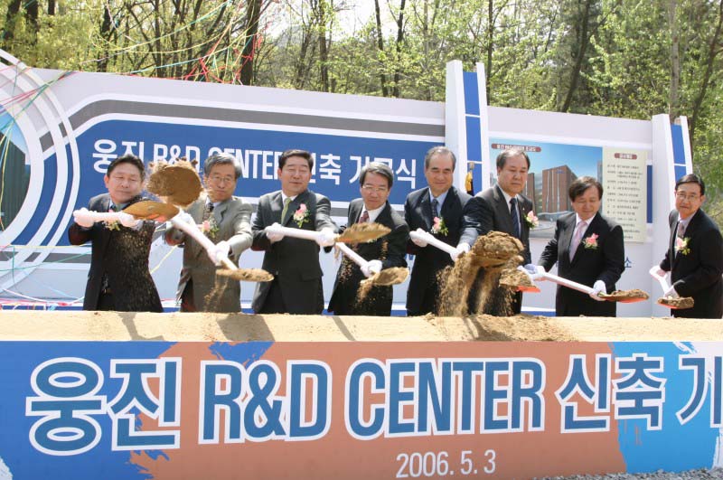 3일, 서울대 내 연구공원에서 진행된 웅진 R&D센터 착공식에서 신동수 웅진건설 사장, 이태수 서울대 대학원장, 박용선 웅진코웨이 사장, 정운찬 서울대 총장, 윤석금 웅진그룹 회장, 이호인 서울대 부총장, 전성철 세계경영연구원장, 삼우설계 한종율 대표이사(왼쪽부터) 등이 기념시삽을 하고 있다.