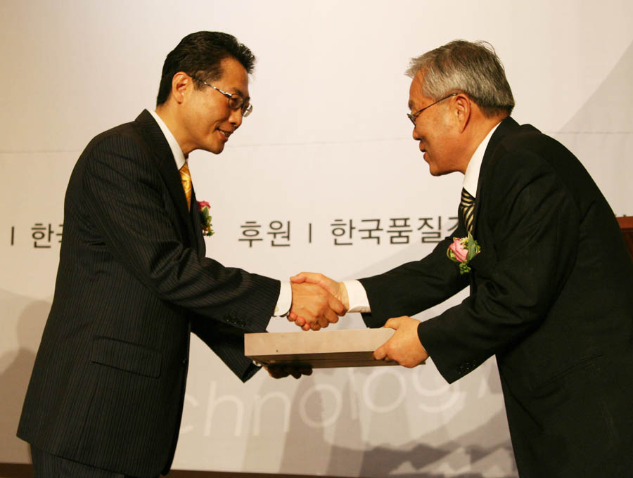 부방테크론 최중재 사장이 ‘2006 신기술 으뜸상’ 대상을 수상하고 있다.