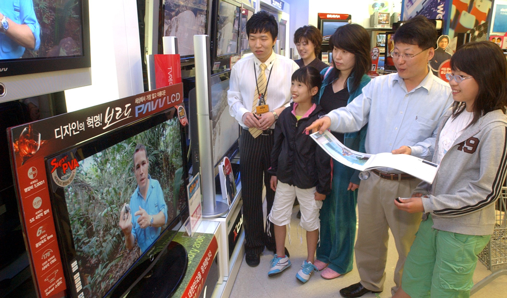 삼성전자가 새롭게 출시한 LCD TV  ‘보르도’가 출시 3주 만에 1만대 판매를 돌파하는 등 돌풍을 일으키고 있다. 서울 구로동 이마트를 찾은 고객이 보르도 TV를 살펴보며 상담하고 있다. 
