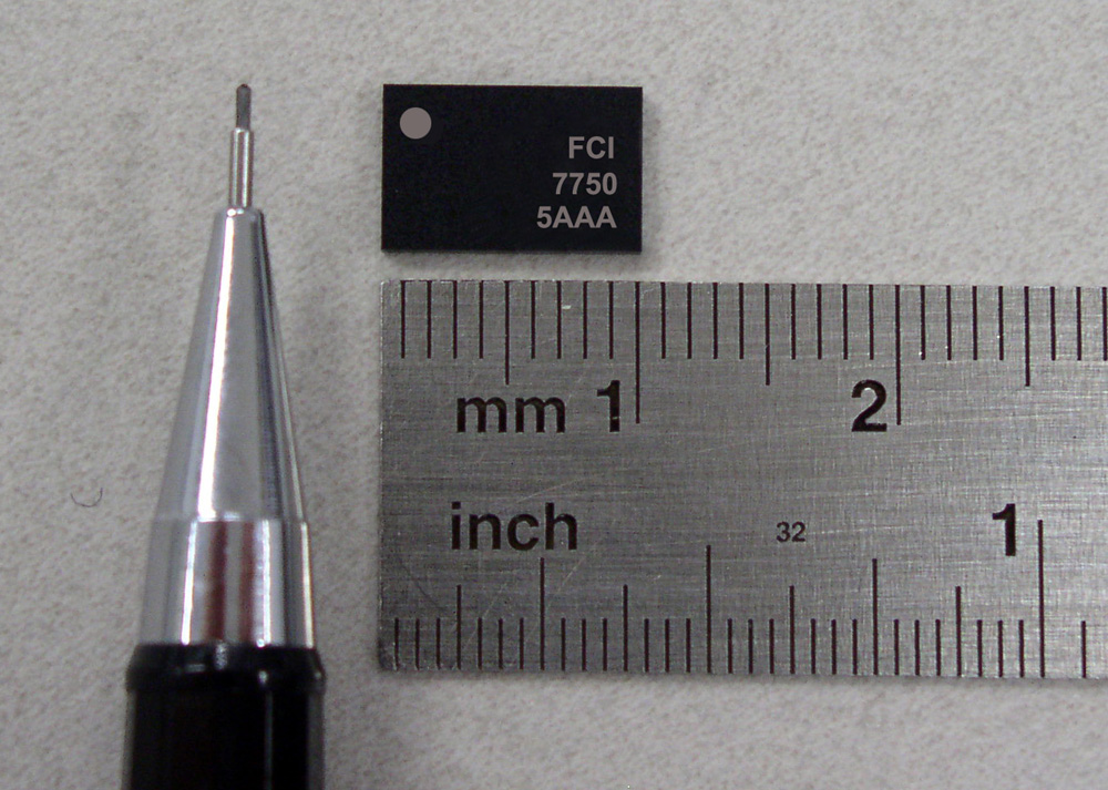 송신부와 수신부, 42개의 수동 부품까지 결합된 FCI의 CDMA RF칩 ‘FC7750’. 크기가 10×6.4㎜로 기존 면적보다 40%가 줄었다.