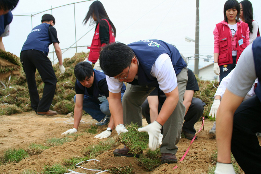 피보텍 김기종 사장(사진 가운데)을 비롯한 160여명의 임직원은 경기도 이천 소재 성애원을 방문해 ‘사랑나눔 한마음 자원봉사 활동’의 일환으로 500여평의 운동장에 천연잔디를 심고, 시설내외 환경정비를 했다.