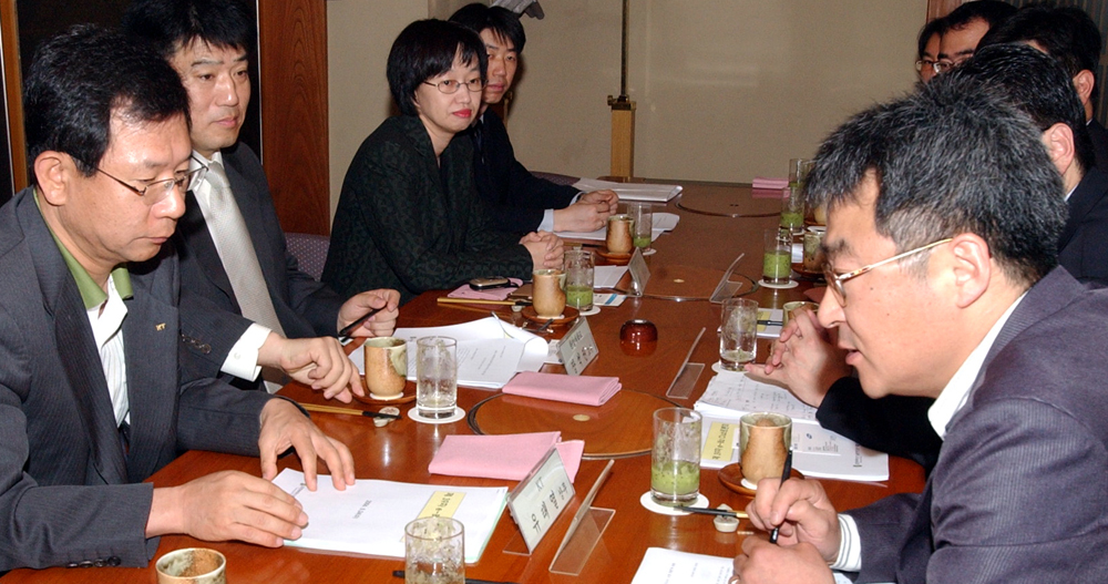 전자신문사와 한국전산원, 한국커머스넷이 공동 주관한 ‘제39차 e비즈클럽 토론회’가 ‘서비스 컨버전스를 통한 새로운 비즈니스 모델 창출’을 주제로 24일 서울 소공동 조선호텔에서 열렸다.