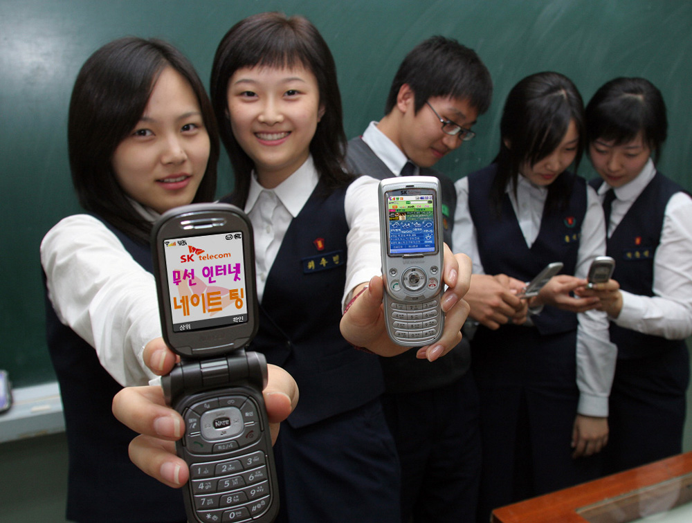 SK텔레콤이 1일 성인 콘텐츠가 제외된 청소년 전용 무선인터넷 \`네이트 팅\`을 선보였다. \`네이트 팅\`서비스는 음악·게임·커뮤니티·학습 등 청소년들이 자주 이용하는 메뉴로 구성됐으며 저렴한 요금제 및 신속한 데이터 요금 조회 기능이 특징이다
