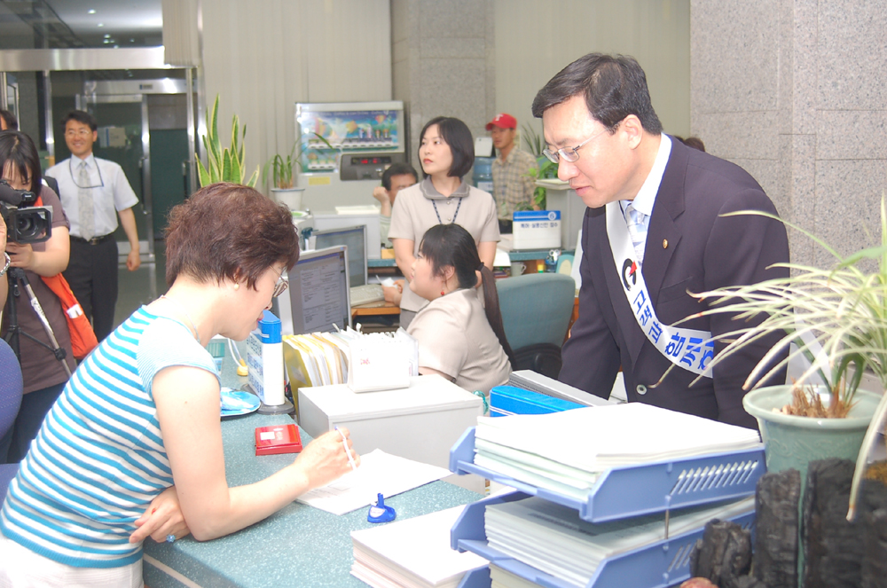 전상우 특허청장(오른쪽)이 7일 특허청 민원실에서 출원인을 대상으로 1일 상담을 하고 있다.