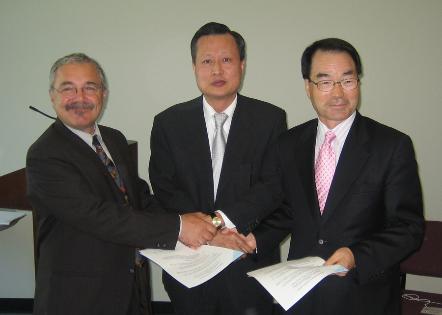 데이비드 셈치신 캐나다 연료전지혁신연구소 부소장, 최충주 밴쿠버 총영사, 최익수 원장(왼쪽부터).