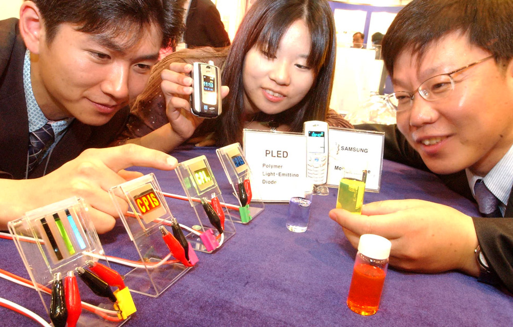 IT테크노마트는 기술 공급자와 수요자의 기술거래 장터다. 지난해 IT테크노마트에서 관람객들이 고분자 발광소자를 이용한 첨단 디스플레이를 살펴보는 모습.
