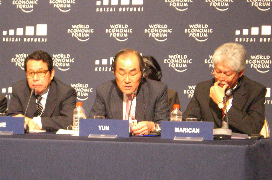 ‘동아시아 세계경제포럼’에 참가한 삼성전자 윤종용 부회장(가운데)와 일본 노무라 홀딩스의 주니치 우지에 회장(왼쪽), 말레이시아 페트로나스의 하산 마리칸 사장.