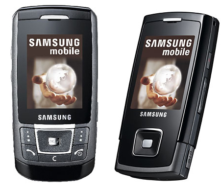 블루블랙폰의 인기를 이어갈 것으로 기대되고 있는 전략모델 D900(왼쪽)과 E900