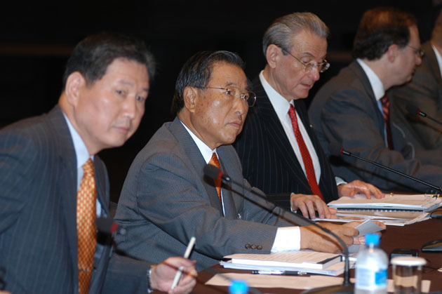 전국경제인연합회는 21일 서울 신라호텔에서 한·미 재계인사 100여명이 참석한 가운데 ‘제19차 한미재계회의’를 개최했다. 조석래 한국 측 위원장(왼쪽에서 두번째)과 윌리엄 로즈 미국 측 위원장(〃 세번째).