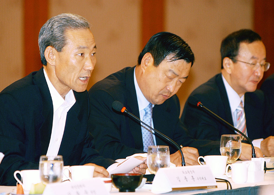 한국무역협회(회장 이희범)는 21일 서울 소공동 조선호텔에서 한·미 자유무역협정(FTA) 1차협상 결과 및 업계 건의사항 등을 논의하는 한·미FTA 민간대책위원회 회의를 개최했다. 1차 협상에 대해 설명하고 있는 김종훈 한·미FTA협상대표와 이희범 무역협회장, 현오석 무역연구소장.(왼쪽부터)