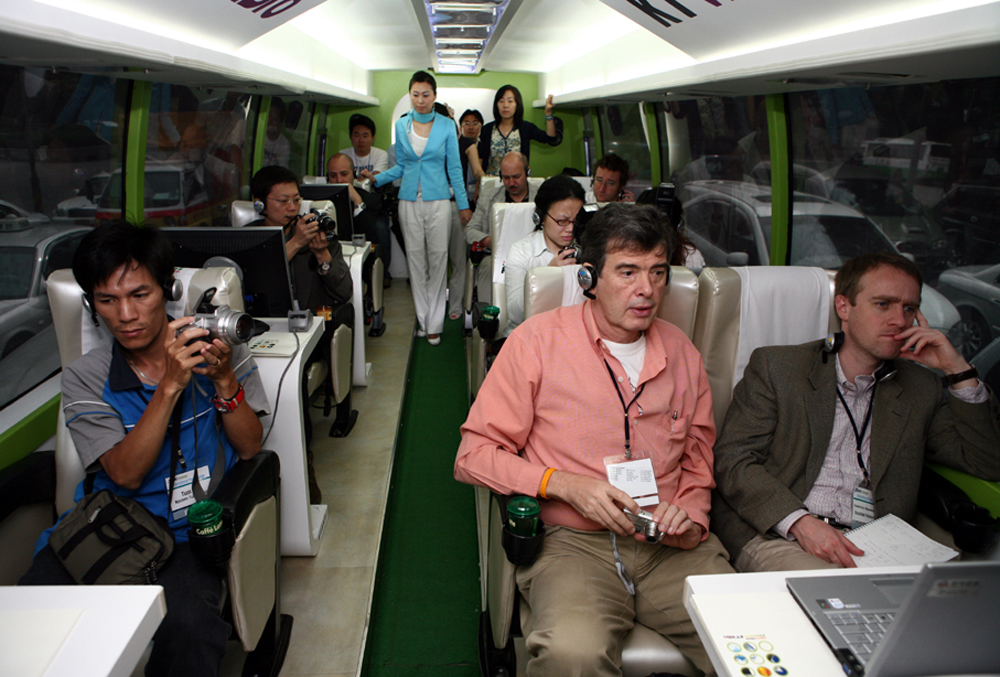‘SEK 2006’을 찾은 외신기자들이 KT의 와이브로 체험 버스를 타고 이동하면서 와이브로 수신을 체험하고 있다.