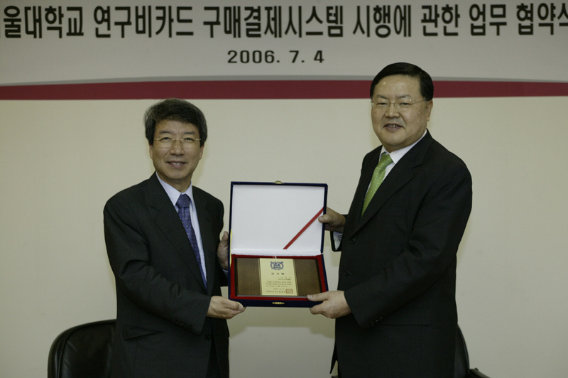 박해춘 LG카드 사장(오른쪽)과 정운찬 서울대 총장이 업무협약을 맺은 뒤 기념촬영했다.