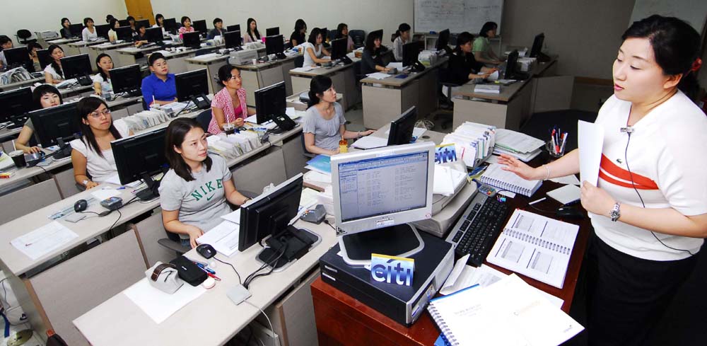 오는 18일 오전 8시에 완료되는 전산통합에 앞서 한국씨티은행 직원들이 새로운 사용자 환경에 대비한 교육을 받고 있다.