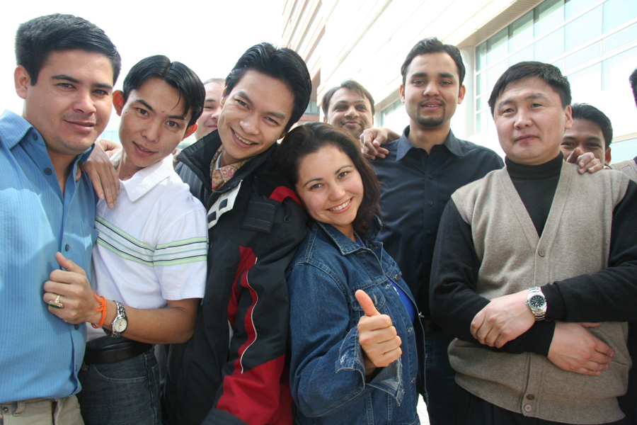 지난 3월 ICU의 봄학기 ITTP과정에 입학한 외국인 유학생들이 오리엔테이션 참석에 앞서 환한 모습으로 포즈를 취했다.
