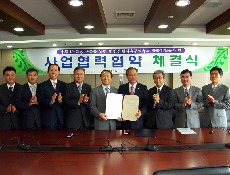 이환균 인천경제자유구역청장(왼쪽)은 지난 14일 한준호 한국전력 사장과 ‘송도 u시티 사업협력 협약서’를 교환했다.