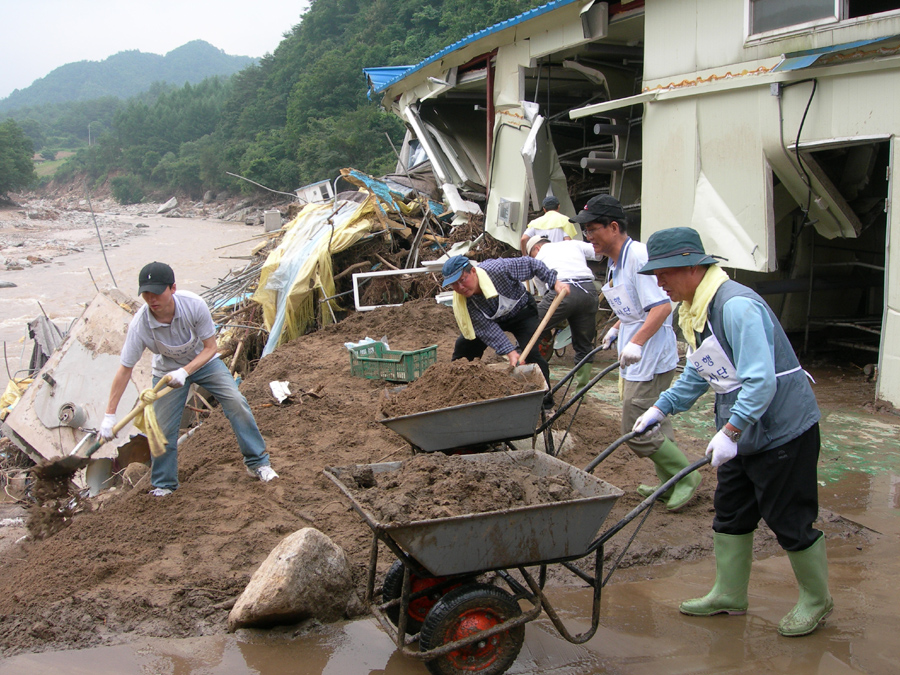한국은행 임직원, 강원도 인제에서 수해복구 자원봉사 활동