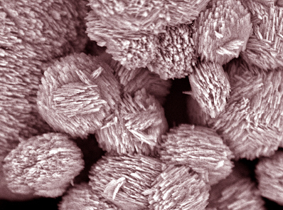 큰 구멍과 작은 구멍이 공존하는 새로운 제올라이트. 머리카락 굵기의 수십만분의 1에 불과한 나노 결정들이 쌓여 입자를 구성하며, 결정과 결정 사이의 공간이 큰 구멍에 해당한다.