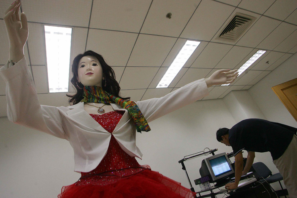 미녀로봇 박물관안내를 하다