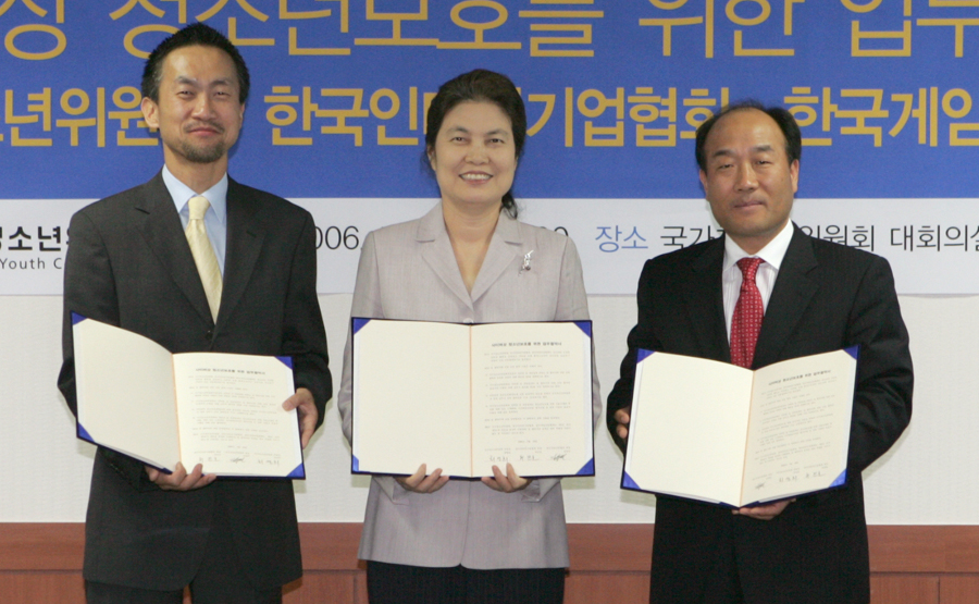 한국인터넷기업협회는 국가청소년위원회와 손잡고 안전한 인터넷 환경 구현을 위한 다양한 활동을 펼치고 있다. 지난 5월 협회와 위원회가 ‘사이버상의 청소년보호를 위한 업무협약’을 체결했다. 왼쪽부터 허진호 인터넷기업협회장, 최영희 국가청소년위원회 위원장, 김영만 게임산업협회장.