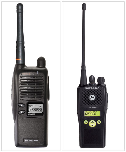 유니모테크놀로지의 한국형 무전기 ‘PD2000 플러스·왼쪽’와 모토로라의 ‘GP 3688’