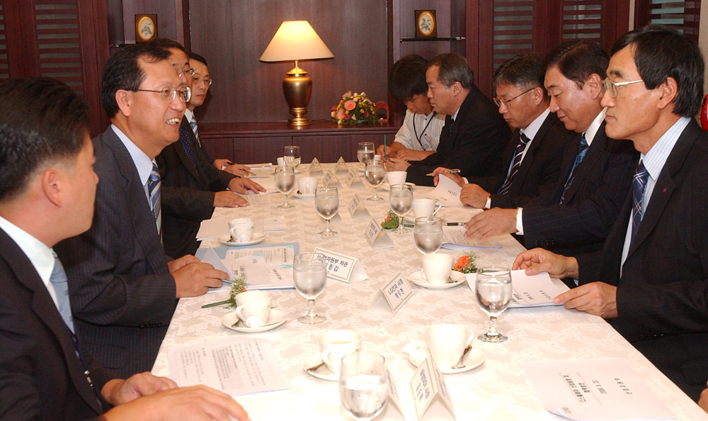 김종갑 산업자원부 차관이 23일 대구에서 열린 디스플레이업계 대표와의 간담회에 참석, 업계 애로사항을 듣고 발전방향을 논의했다.