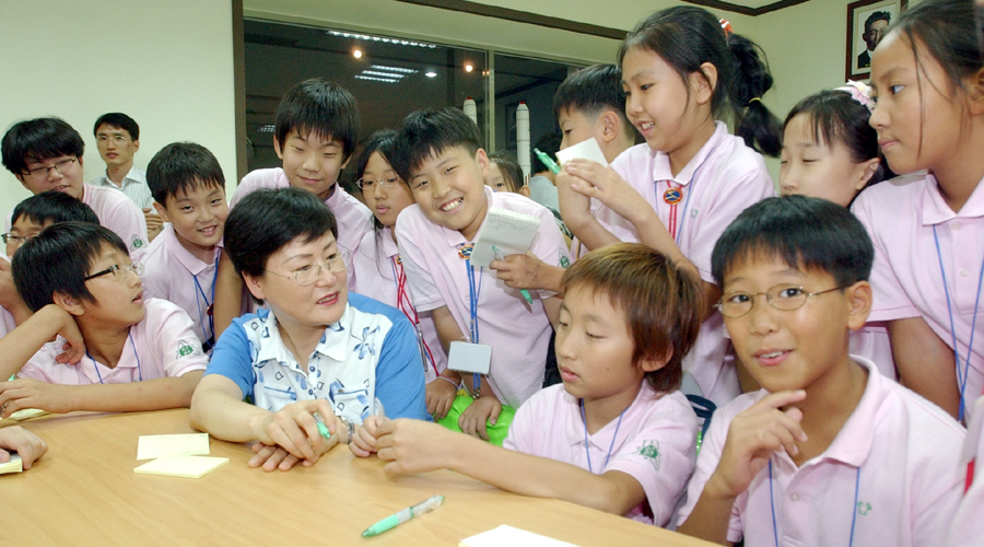 30일 서울 와룡동에 있는 국립 서울과학관에서 열린 ‘과학기술 명사의 방’ 행사에서 전길자 여성과학기술인센터장이 서울 신천초등학교 학생들에게 과학과 기술에 대해 설명하고 있다.  