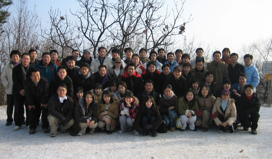 모빌리언스는 매년 시무식을 전 임직원 산행으로 한다. 사진은 올 초 청계산 정상에서 열린 모빌리언스 시무식.