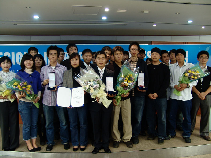 삼성SDI가 11일 실시한 ‘AM OLED 디자인· 마케팅 콘테스트’ 시상식에서 수상자들이 한데 모여 기념촬영을 하고있다.  　