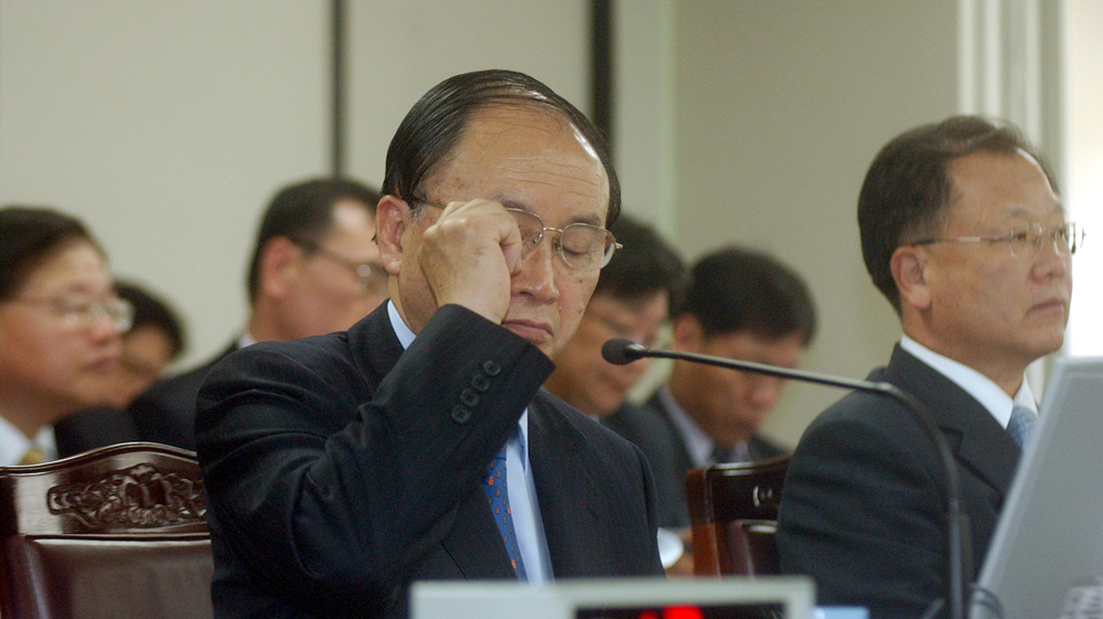 16일 과천 정부종합청사에서 열린 과학기술부 국정감사에 참석한 김우식 과학기술부총리가 북한 핵실험과 관련해 끊임없이 이어지는 여야 의원들의 질문에 곤혹스러운 표정으로 답변 자료를 찾고 있다. 