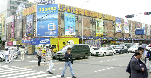 용산 나진전자월드의 명물 ‘캐노피’ 점용료 인상 문제를 놓고 상인들과 용산구청이 내달 초 다시 법정다툼을 벌인다. 사진은 나진전자월드 전경.