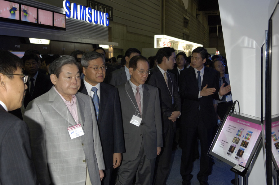 이건희 회장이 김순택 삼성SDI 사장, 이학수 삼성전략기획실장, 이재용 삼성전자 상무(왼쪽부터) 등과 함께 ‘요코하마 FPD인터내셔널 전시회’를 참관하고 있다.