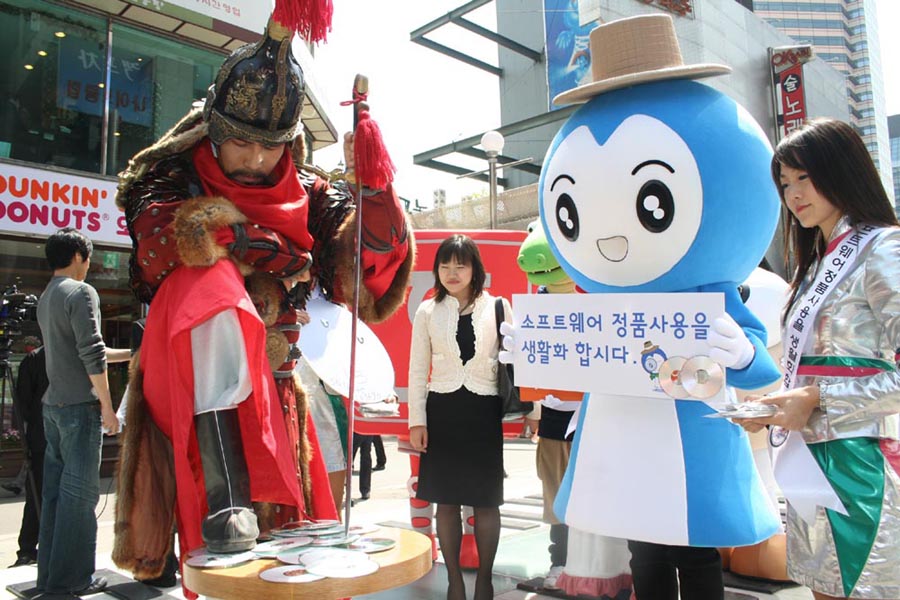 SPC가 불법복제 SW 사용을 줄이기 위한 거리 캠페인을 벌이고 있다. 이순신 장군이 불법복제된 SW 사용을 단호히 거부하라고 명하는 이미지를 연출하고 있다.