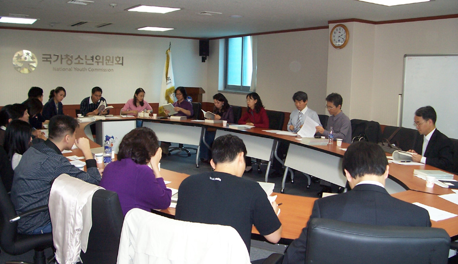 한국인터넷기업협회 청소년호보책임자협의회와 국가청소년위원회는 청소년 인터넷 윤리 확립을 위한 다양한 활동을 전개하고 있다. 협의회 회원사들과 청소년위원회가 25일 청소년위에서 인터넷 모니터링 관련 협력회의를 개최하고 있다.