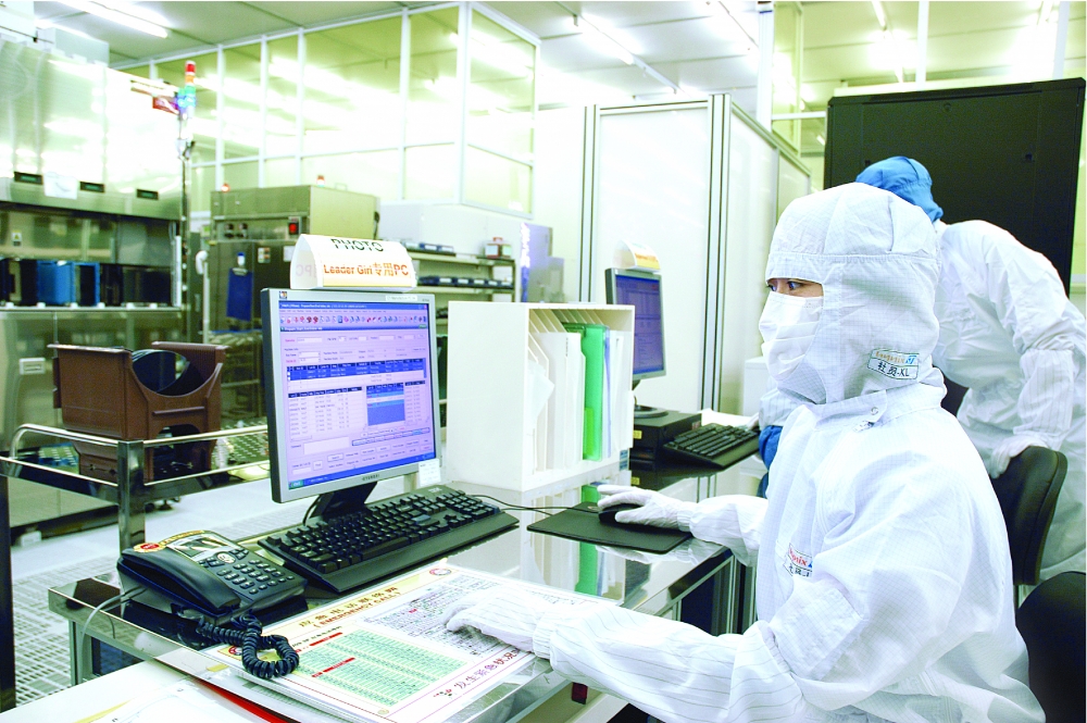 10일 준공식을 갖고 가동에 들어간 하이닉스 중국 합작사 ‘하이닉스-ST반도체’ 생산라인 모습.