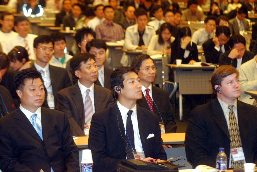 경찰청과 고려대학교 공동 주관으로 유관기관과 민간업체, 학계 등 500여명이 참석한 가운데 1일 서울 대한상공회의소에서 열린 ‘2006 국제 사이버테러대응 공동 심포지엄’에서 이택순 경찰청장이 동영상을 통해 축사를 하고 있다.