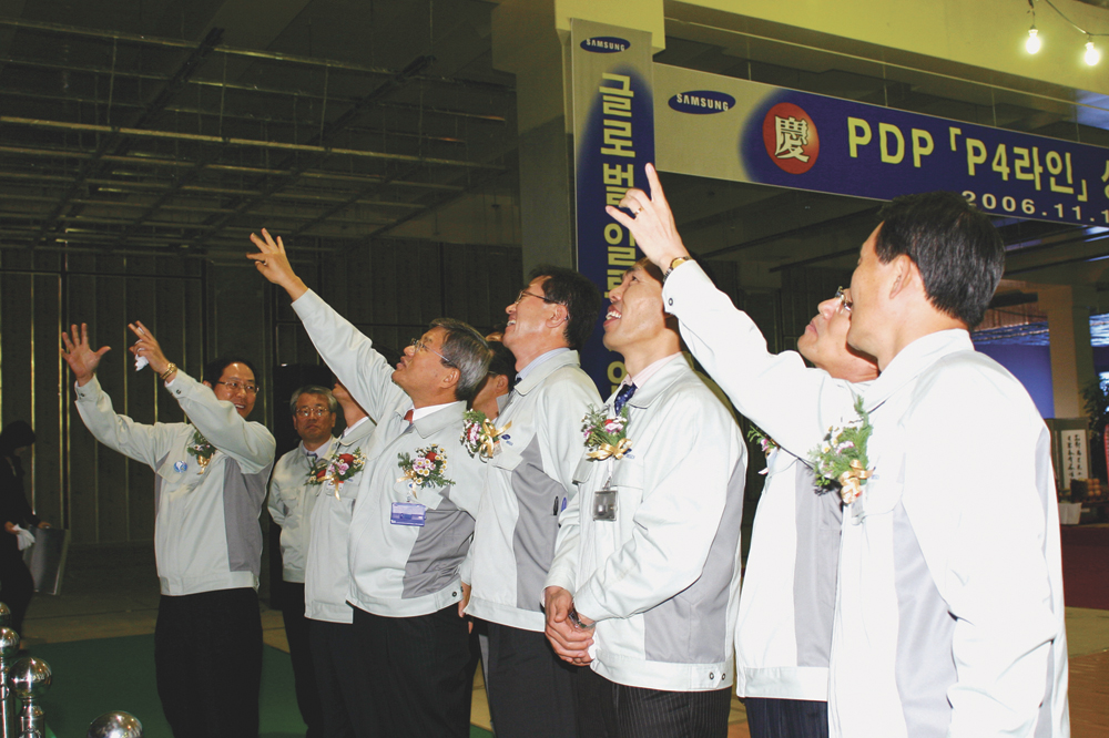 김순택 삼성SDI 사장(왼쪽에서 네 번째)과 이정화 부사장(〃 세 번째), 심임수 부사장(〃 다섯 번째) 등 임직원이 1일 부산사업장에서 PDP 4기 라인 상량식을 거행하고 있다. 