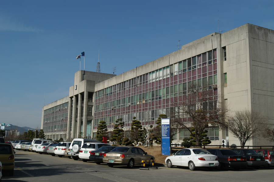 구미디지털산업단지의 초입에 위치, 최적의 입지를 자랑하고 있는 옛 금오공대 부지의 본관 건물.