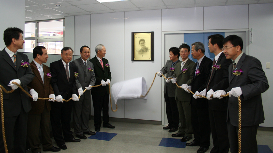 김춘호 한국전자부품연구원장(왼쪽에서 다섯번째)과 김훈 나노광전소자연구센터장(여섯번째)이 헌정실험실 현판식을 하고있다