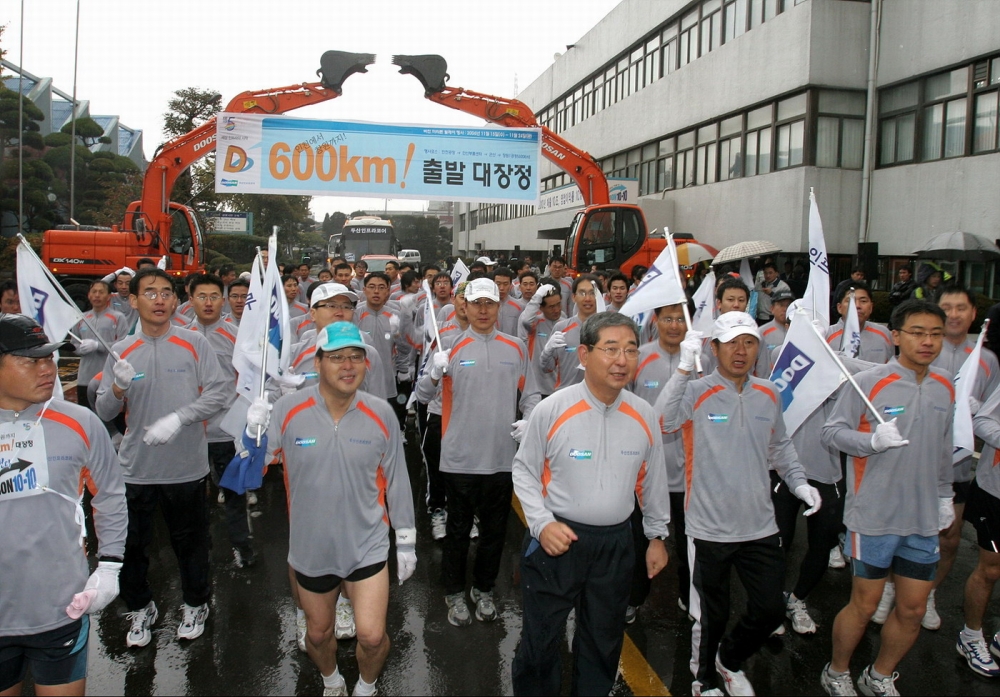 두산인프라코어, 글로벌톱5 ISB 비전결의 마라톤 개최