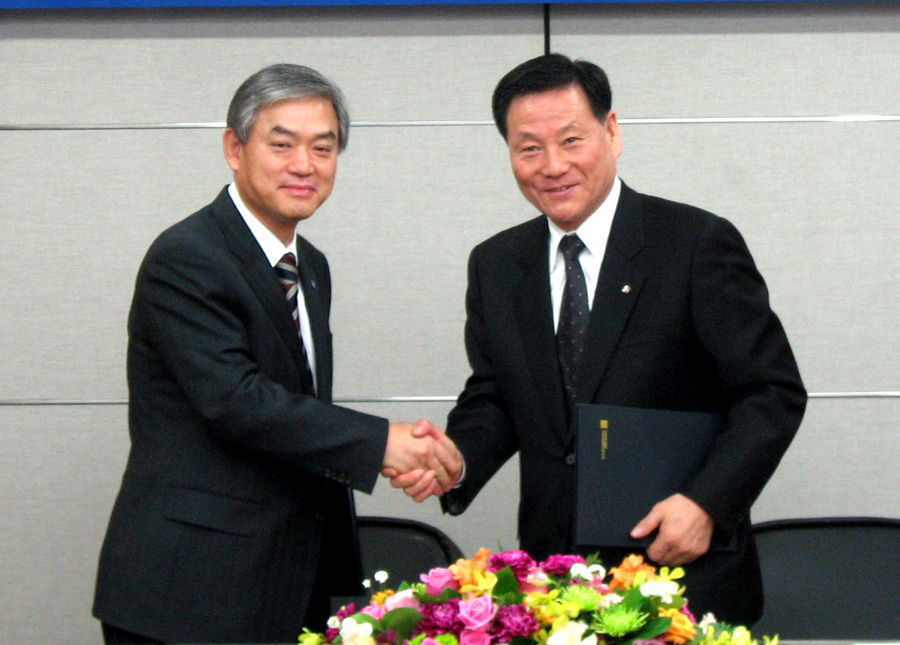 13일 여의도 한국전자금융 본사에서 롯데시네마 김광섭 대표(오른쪽)와 한국전자금융 박종인 대표가 상호 협력을 위한 양해각서(MOU)를 교환했다.