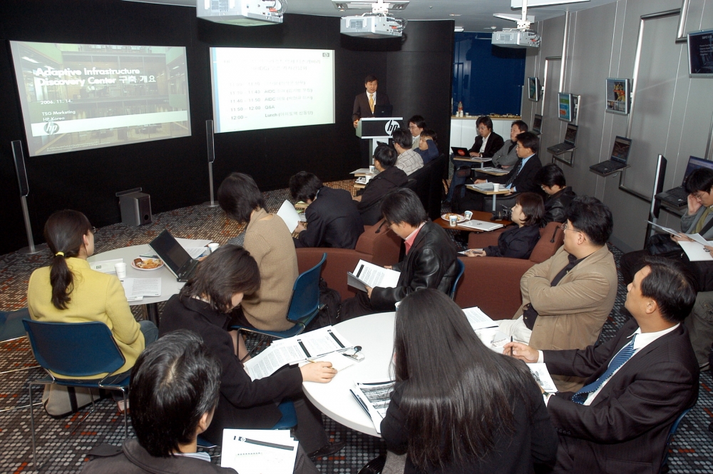 한국 HP가 실시한 파트너 대상 디스커버리 체험 행사가 열린 디스커버리 센터에서 관람객들이 설명을 듣고 있다. 