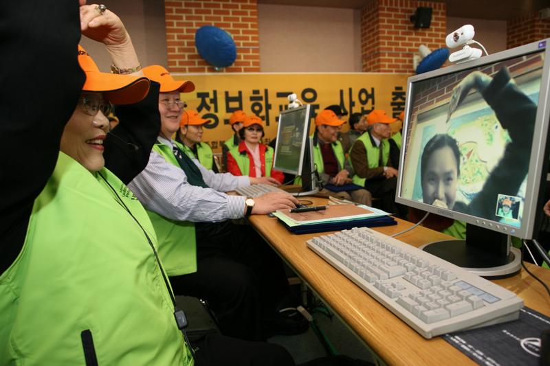 지난해 전국 경로당 정보화 교육사업 발대식에 참가한 한 어르신이 진행자와 영상 메신저를 통해 대화하고 있다.