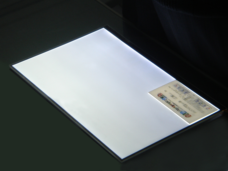 아이디에스가 잉크젯 프린팅 방식을 적용해 개발한 노트북용 초박형 도광판.