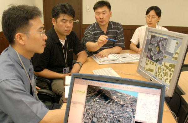 한국공간정보통신의 GIS 솔루션 ‘인트라맵’은 국가 프로젝트에서 일반 산업부문까지 다양한 분야에서 두각을 나타내고 있다. 이 회사의 개발실 직원들이 인트라맵에 대한 회의를 하고 있다.