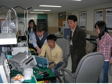  건양대 원격계측지역센터C에서 학생들이 실무교육을 받고 있다.