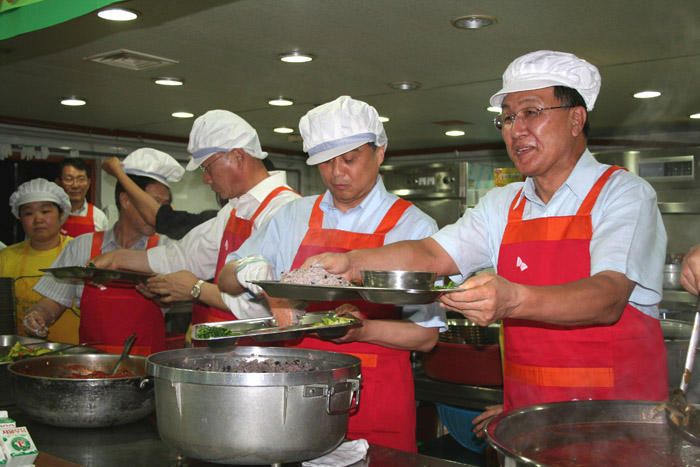SKC, 성남 복지관서 급식봉사 활동