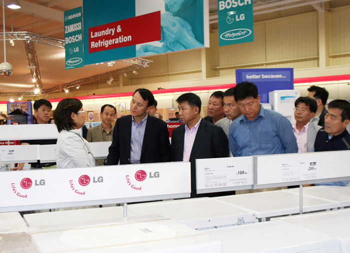 유럽 현지에서 개최한 ‘노경협의회’ 참석자들이 영국 현지 유통점을 방문, 시장현황에 대해 설명을 듣고 있다.