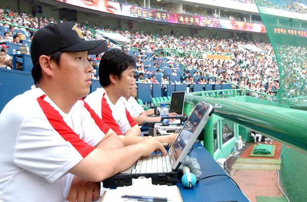 SK와이번스 야구기록원들이 상대팀인 LG 투수의 구질을 분석하고 있다. 이 데이터들은 실시간 덕아웃에 전송돼 타자의 투수 공략 자료로 활용된다