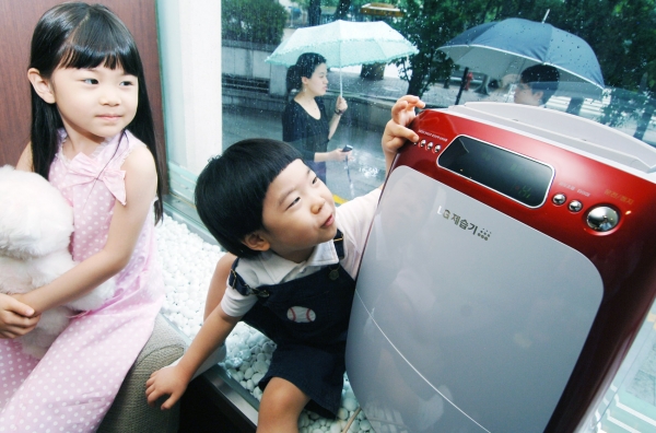  LG전자가 출시한 제습기는 하루 제습 용량을 10ℓ로 늘리고 356×550㎜의 콤팩트한 디자인에 집중 건조 기능까지 추가해 소비자로부터 큰 호응을 얻고 있다. 이에 힘입어 LG전자의 제습기 판매량은 지난달 작년 동기 대비 4배나 증가했고 이달에는 최고치를 기록할 것으로 예상된다.